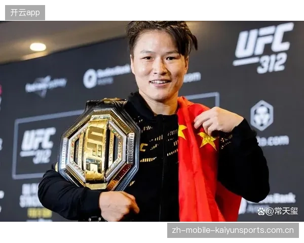 UFC奇迹瞬间：一脚让顶级选手翻滚三圈，震撼全场的瞬间揭秘